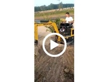農用小型挖掘機犁地視頻