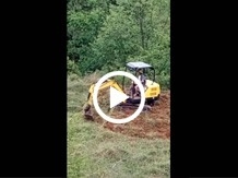 小型挖掘機給果園平整地麵