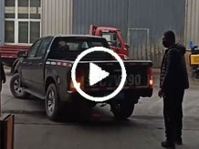 客戶自己開車來購買小型挖掘機